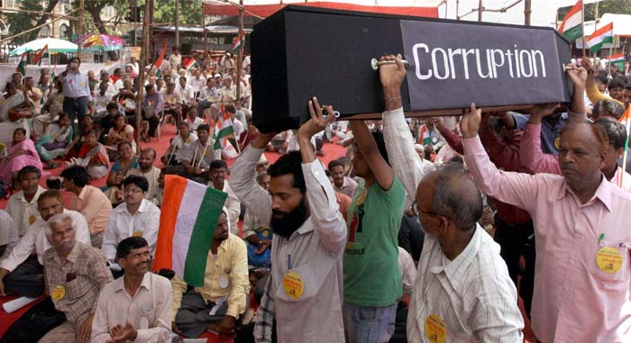 Anna Hazare\'s fast against corruption strikes huge chord