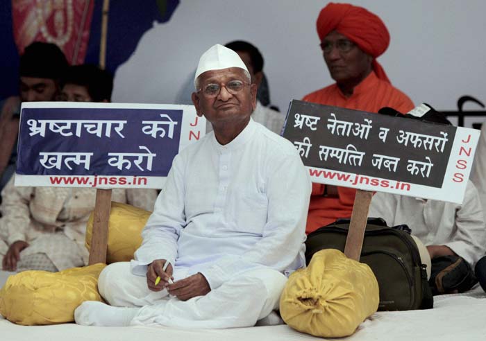 Anna Hazare\'s fast against corruption strikes huge chord