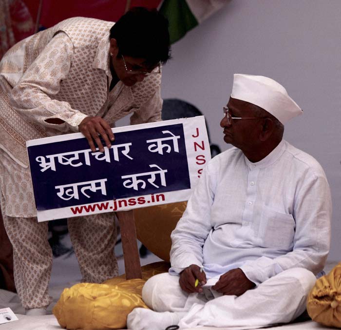 Anna Hazare\'s fast against corruption strikes huge chord