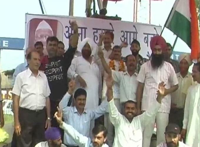 Anna Hazare ends fast, India celebrates