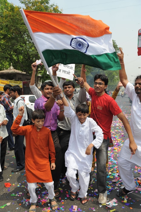 Anna Hazare ends fast, India celebrates