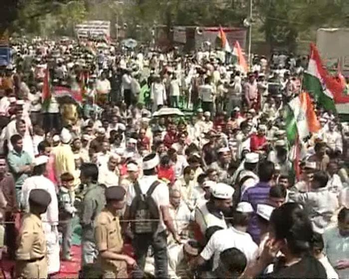 Hundreds gathered at Jantar Mantar to support Anna Hazare in his campaign to protect whistleblowers