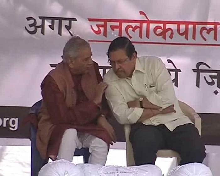 Anna Hazare was joined on stage by anti corruption crusader and lawyer Shanti Bhushan and Santosh Hegde the former Lokayukta of Karnataka