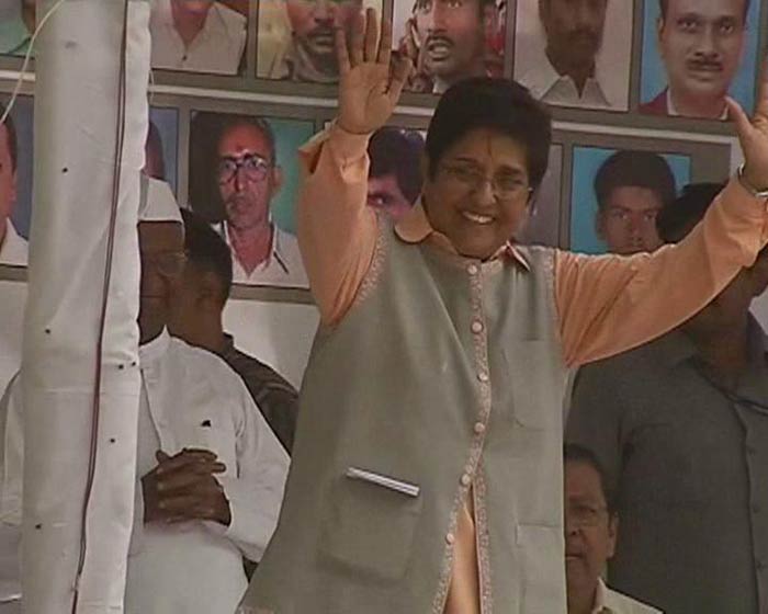 Team Anna member Kiran Bedi was on stage with Anna Hazare