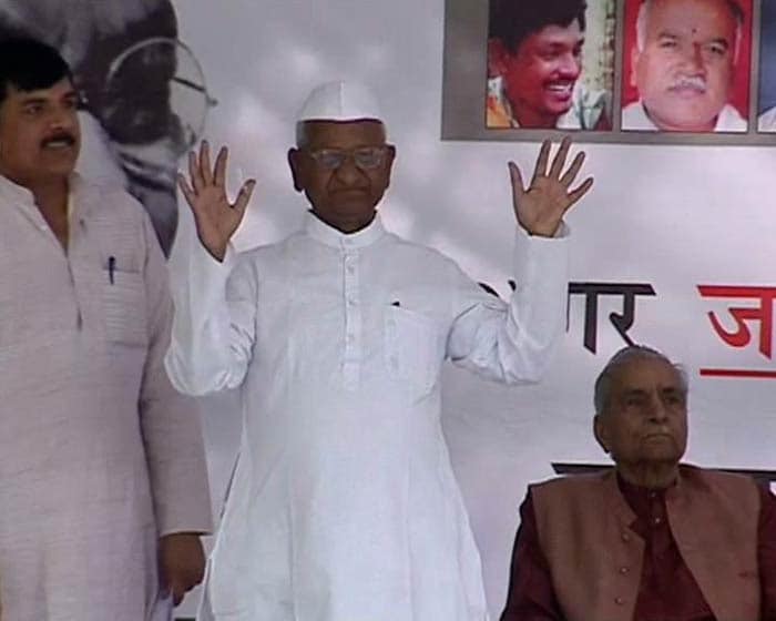 Anna Hazare is greeted by a huge applause from the crowd
