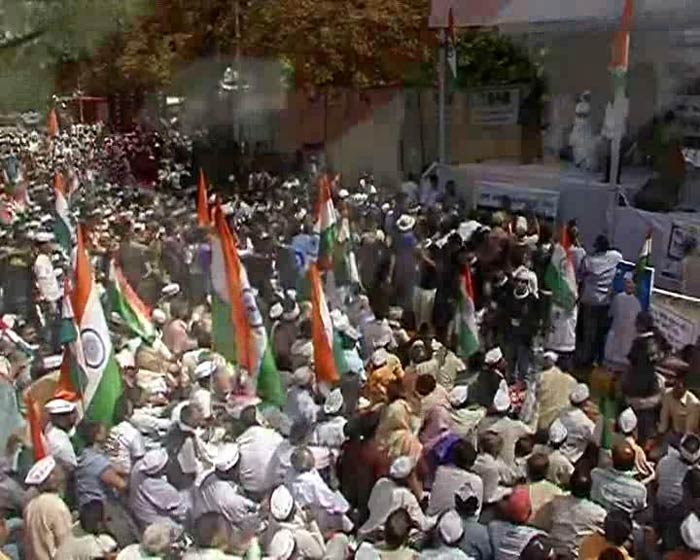 Crowds at Jantar Mantar were shown a short video featuring the whistleblowers who have been killed.
