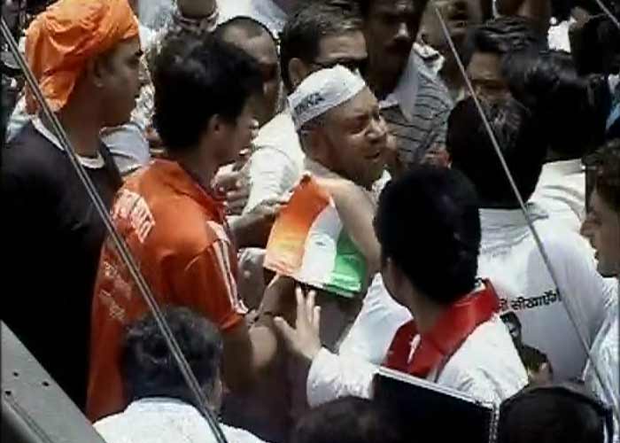 Anna Hazare, Baba Ramdev fast against corruption in Delhi