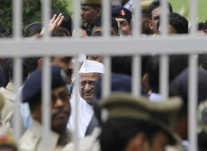 First pics: Anna Hazare leaves Tihar
