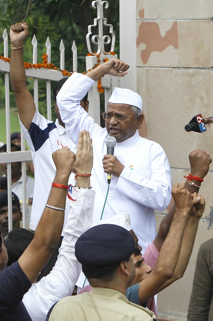 First pics: Anna Hazare leaves Tihar