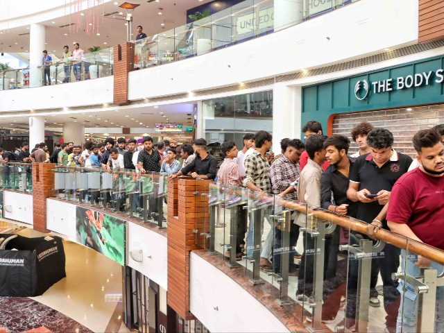 Photos : आईफोन 17 की चाहत और युवाओं की ऐसी दीवानगी कभी नहीं देखी होगी!