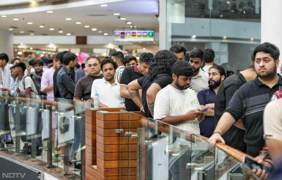 भारत में दिल्ली, मुंबई और बेंगलुरु जैसे महानगरों में इस नवीनतम फोन को लेकर ग्राहकों के बीच खासा उत्साह देखा गया। इसे खरीदने के लिए लोग एप्पल स्टोर के बाहर लंबी कतारों में खड़े रहे.