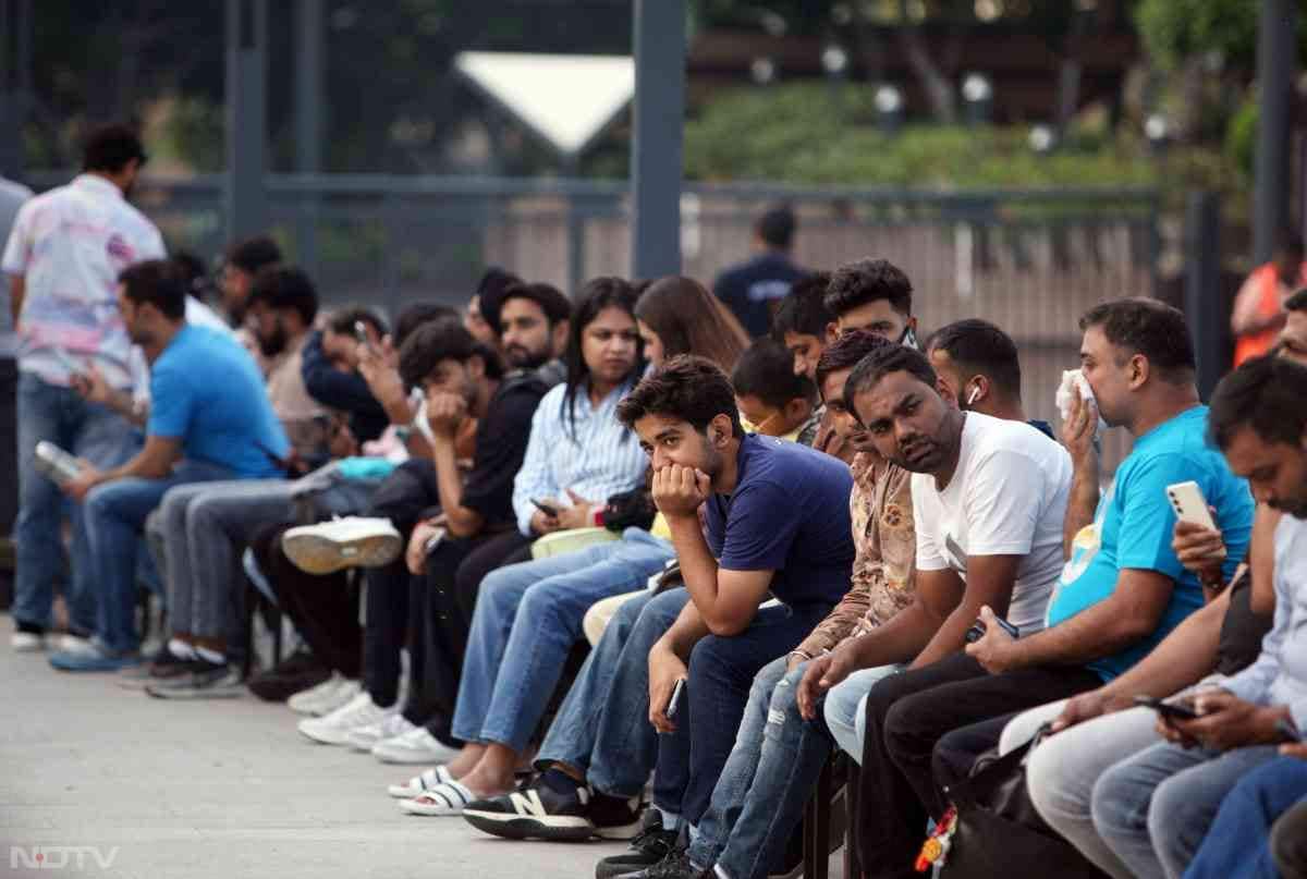 भारत में दिल्ली, मुंबई और बेंगलुरु जैसे महानगरों में इस नवीनतम फोन को लेकर ग्राहकों के बीच खासा उत्साह देखा गया। इसे खरीदने के लिए लोग एप्पल स्टोर के बाहर लंबी कतारों में खड़े रहे.