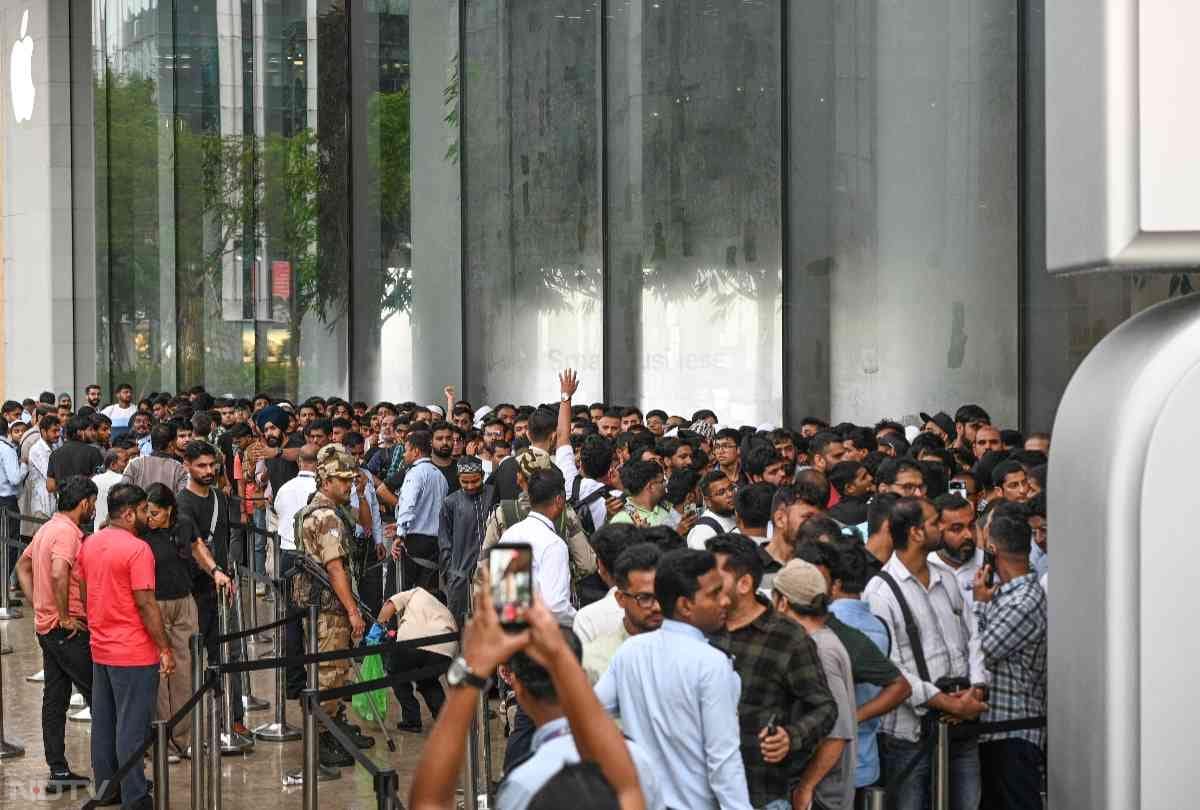 दिल्ली के साकेत सिटीवॉक मॉल स्थित एप्पल स्टोर के बाहर लंबी कतारों में युवा खरीदारों की मौजूदगी देखी गई. बेंगलुरु के मॉल ऑफ एशिया में हाल ही में खुले एप्पल हेब्बल स्टोर और मुंबई के बांद्रा कुर्ला कॉम्प्लेक्स स्थित जियो वर्ल्ड ड्राइव मॉल में भी भारी भीड़ उमड़ी.