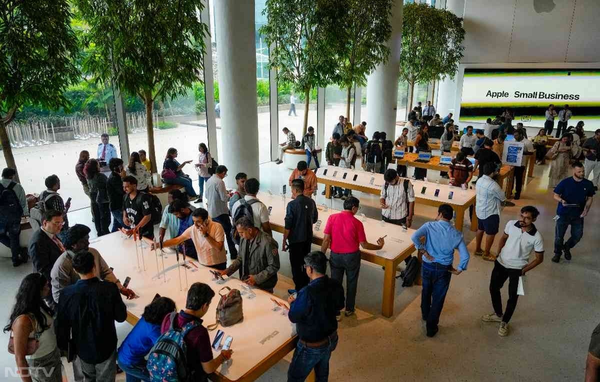 Photos : आईफोन 17 की चाहत और युवाओं की ऐसी दीवानगी कभी नहीं देखी होगी!