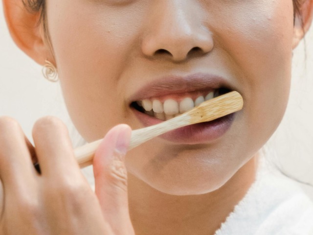 सर्दी के इस फल को पीले दांतों पर रगड़ें, फिर देखें असर