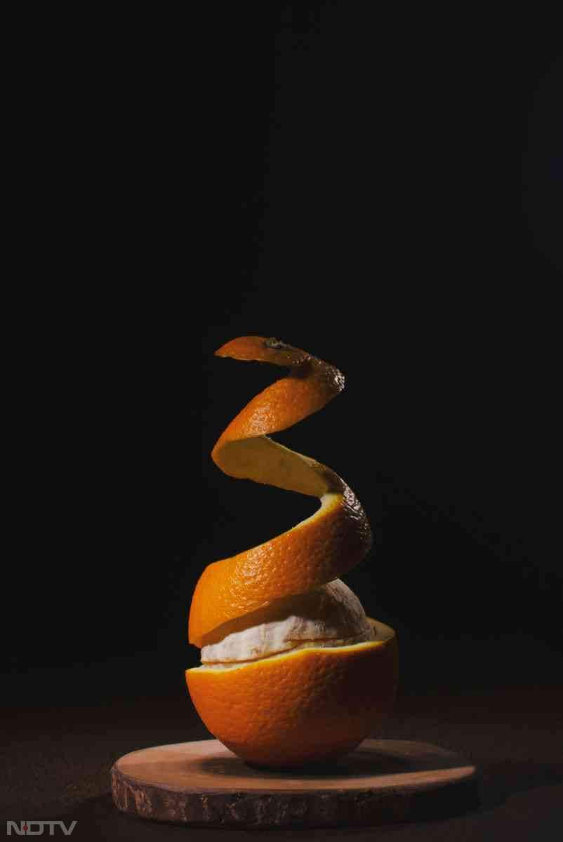 ब्रश करने से पहले रस को 3-4 मिनट तक अपने दांतों पर लगा रहने दें, ताकि गूदा और छिलका निकल जाए. लेकिन, ध्यान रखें कि गंदगी हटाने के लिए छीलने से पहले संतरे को अच्छी तरह से धोया जाए. Pic Credit- Pexels