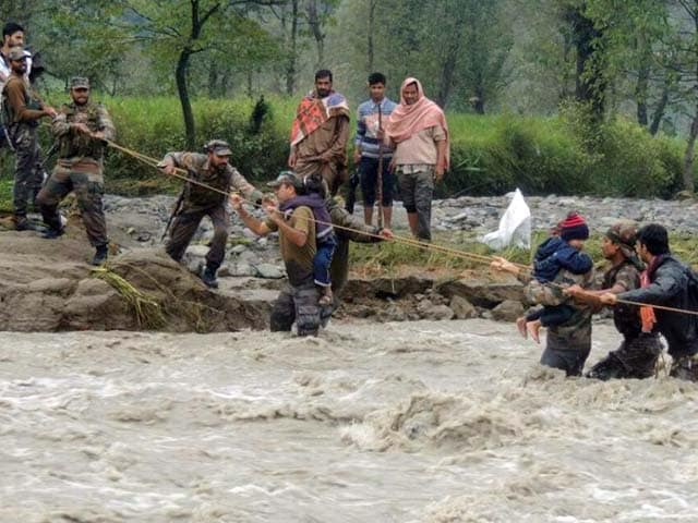 Photo : Kashmir Floods: Indian Army to the Rescue