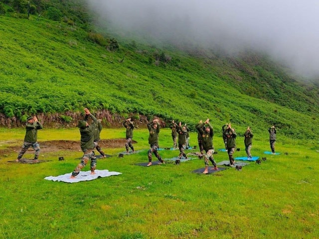 Photo : अंतरराष्ट्रीय योग दिवस पर अरुणाचल प्रदेश में सेना के जवानों ने किया योग