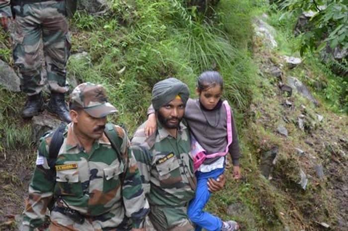 Army Commander walks with 500 people out of Badrinath