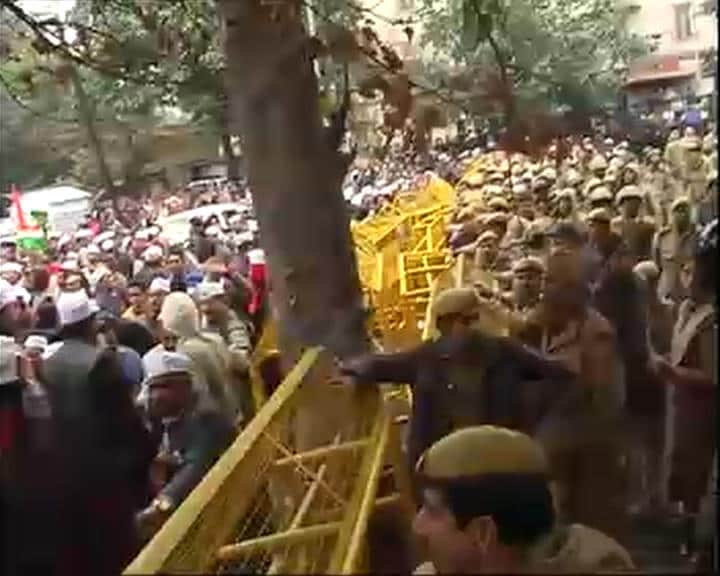 On second day of AAP\'s dharna, lathicharge after protesters try to break barricades