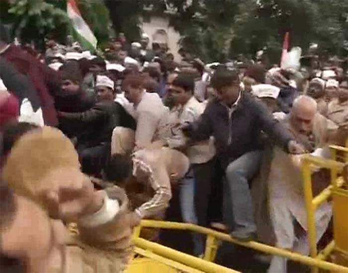 On second day of AAP\'s dharna, lathicharge after protesters try to break barricades