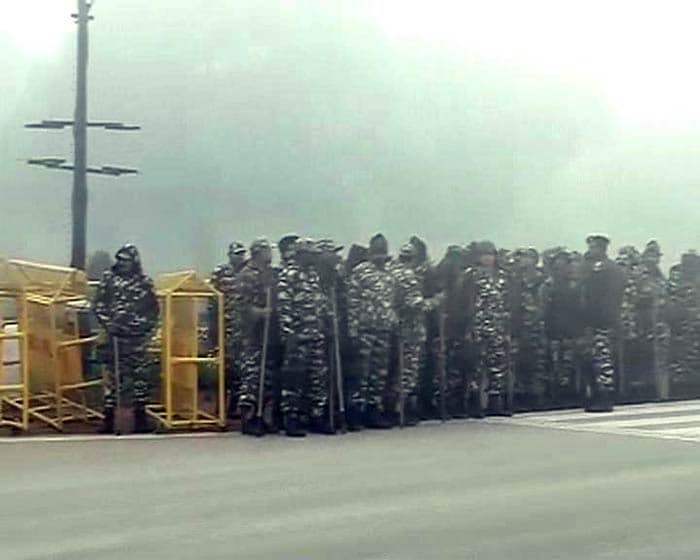 Cops stop Arvind Kejriwal on his way to Dharna