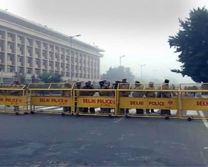 Cops stop Arvind Kejriwal on his way to Dharna