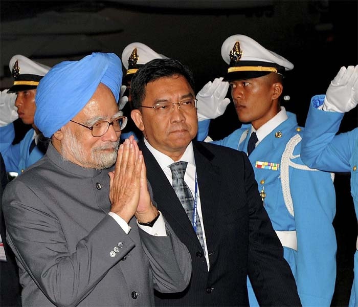 Prime Minister Manmohan Singh during arrives at the Hua Hin airport for the 15th Association of Southeast Asian Nations (ASEAN) summit in Cha Am, Southern Thailand on Friday.<br />
<br />
The summit began on Saturday, and it was a busy day for the world leaders gathered at the Thai beach resort.<br />
<br />
India pitched for an early conclusion of talks with 10 Southeast Asian nations on trade in services and investments to create an India-ASEAN regional trade and investment area. (PTI image)