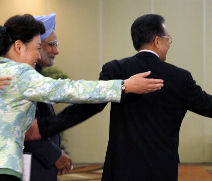 Prime Minister Manmohan Singh being welcomed by his Chinese counterpart Wen Jiabao at an Indo-China bilateral talk on the sidelines of the 15th ASEAN Summit at Hua Hin in Thailand on Saturday.<br />
<br />
The two leaders discussed bilateral, regional and international issues of mutual concern against the backdrop of the war of words between the two neighbours over Arunachal Pradesh. (PTI image)