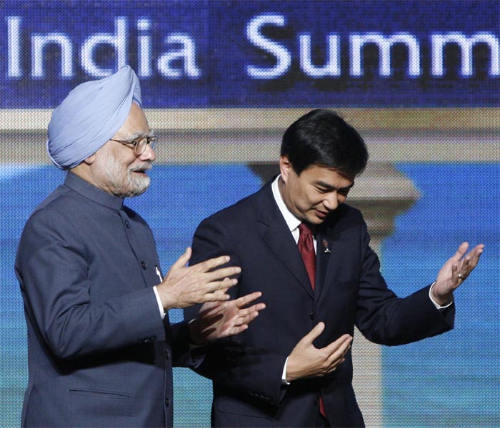 Thailand Prime Minister Abhisit Vejjajiva talks to Prime Minister Manmohan Singh at the conclusion of the 7th ASEAN-India meeting at the ASEAN summit on Saturday.<br />
<br />
The Asian leaders discussed plans to &quot;lead the world&quot; by forming an EU-style community, while urging action from pariah states North Korea and Myanmar. (AFP image)