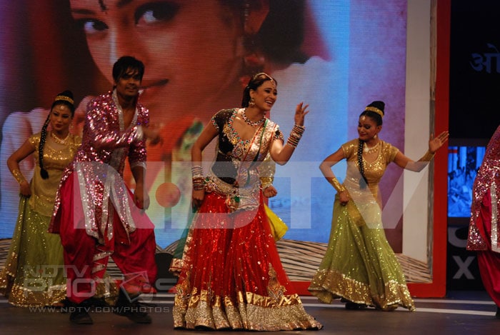 The actress looked stunning in a red and black <i>ghaghra-choli</i>.