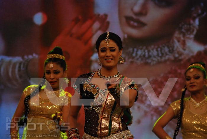 Ash, Shweta Tiwari's <i>Kajra Re</i>