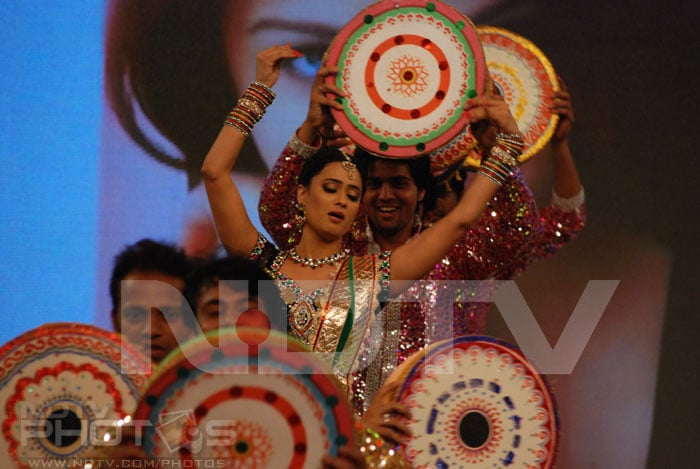 Shweta dances to the famous song <i>Dhol baaje</i>.