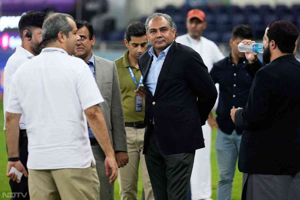 भारतीय टीम ने एशियाई क्रिकेट परिषद (एसीसी) के अध्यक्ष और पाकिस्तान के मंत्री मोहसिन नकवी करीब एक घंटे तक खड़े रहे और इंतजार करते रहे, लेकिन भारतीय टीम उनसे ट्रॉफी लेने नहीं आई.