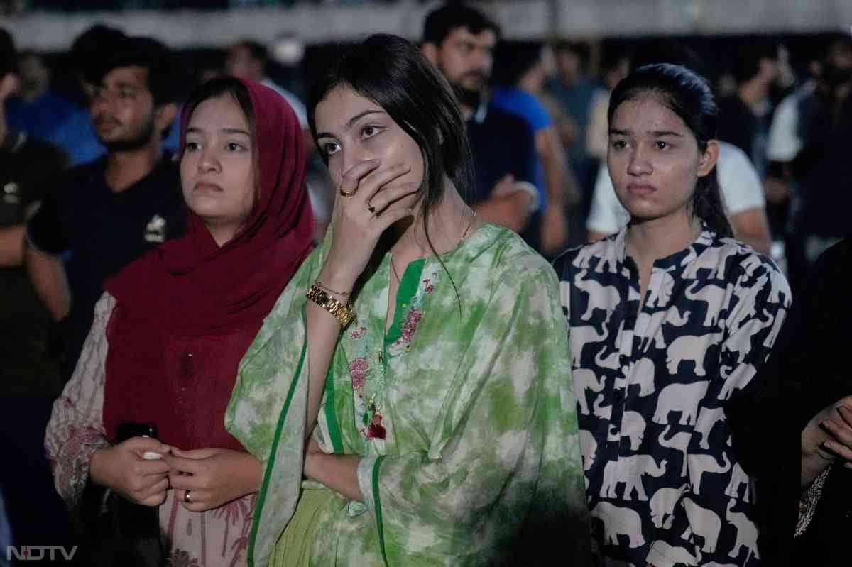 भारतीय टीम की इस जीत से पाकिस्‍तानी फैंस निराश हो गए. मैच के बाद पाकिस्‍तान फैंस के चेहरे मुरझा गए.