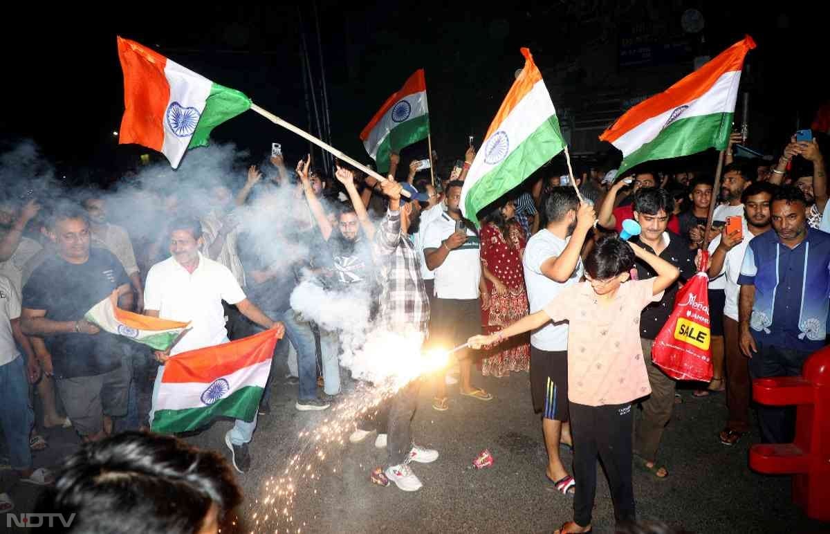 कई लोगों के लिए पाकिस्‍तानी को हराना दीवाली से कम नहीं था. उन्‍होंने जमकर आतिशबाजी की.