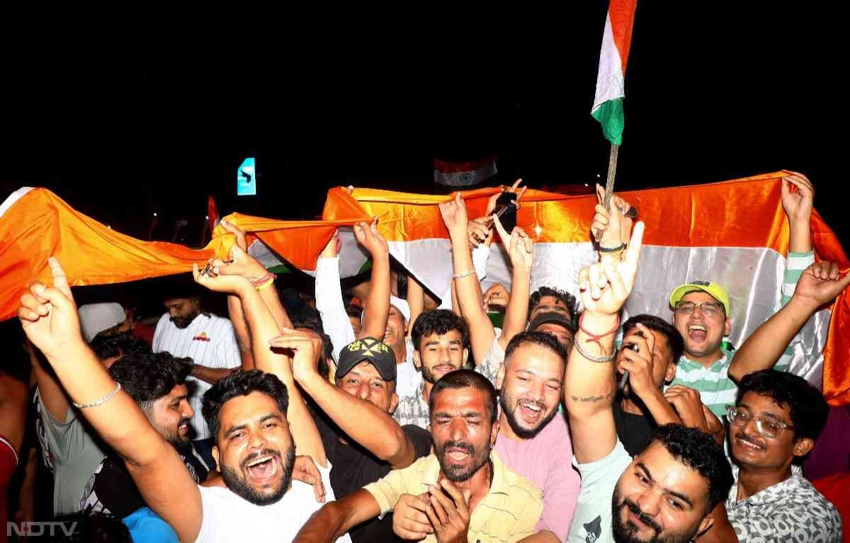 कई फैंस तिरंगे के साथ जश्‍न मनाने के लिए अपने घरों से निकले.