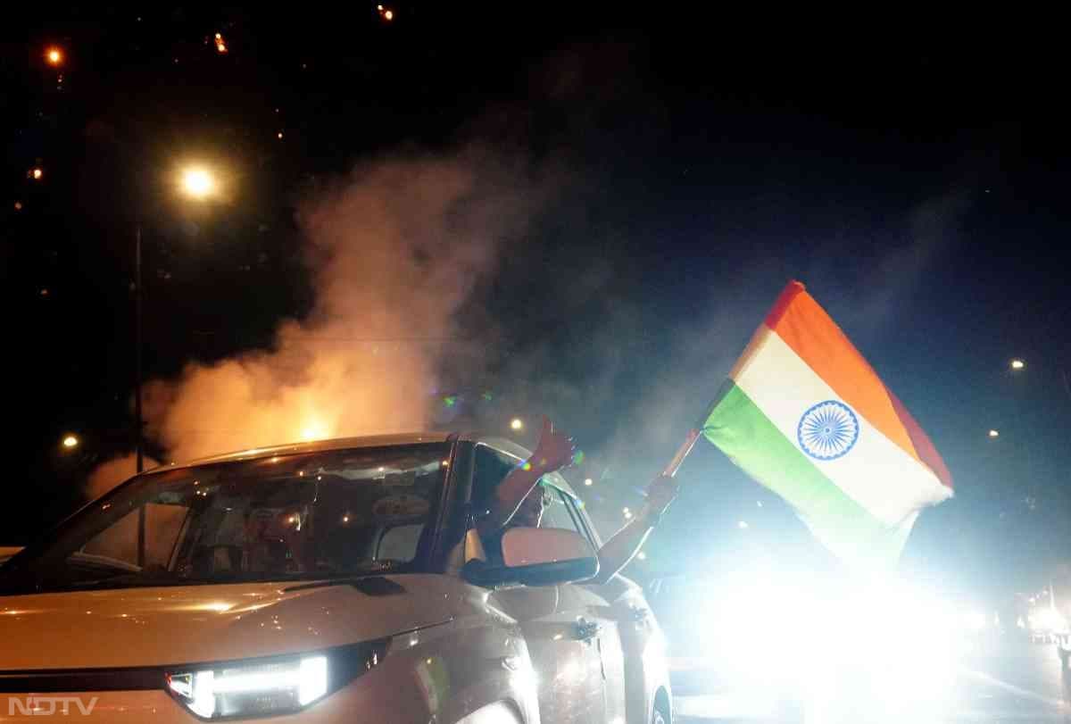 दिल्‍ली सहित देश के कई शहरों में उत्‍साही युवक कार में निकले और तिरंगे को लहराते नजर आए.