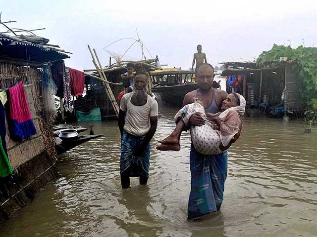 तस्वीरें कर रही हैं बयां असम में बाढ़ का कहर