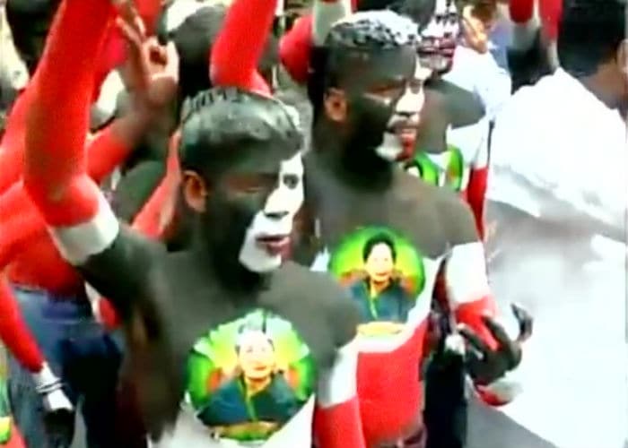 Supporters celebrate outside Jayalalithaa's residence as trends show AIADMK leading in Tamil Nadu.<br><br>(Image Courtesy: <a href="https://twitter.com/ANI_news" target="_blank" rel="nofollow" >ANI</a>)