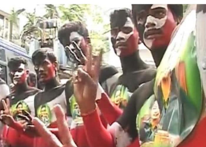 Jayalalithaa looks set to keep Tamil Nadu, AIADMK supporters celebrate.