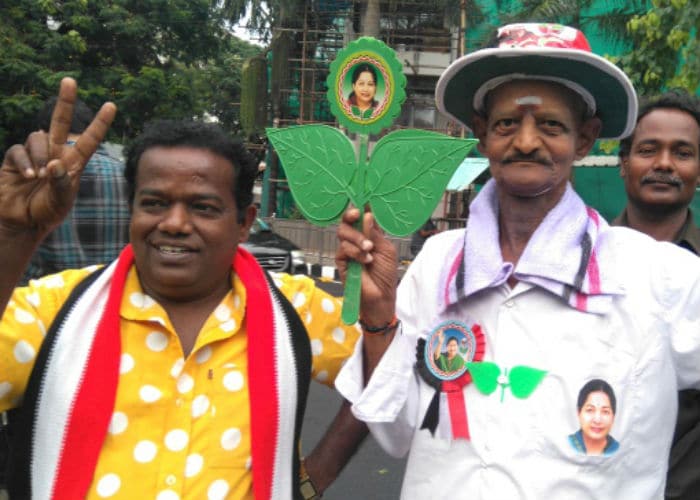 विधानसभा चुनाव 2016: पार्टियों के समर्थकों और झंड़ों से जगमगाई सड़कें