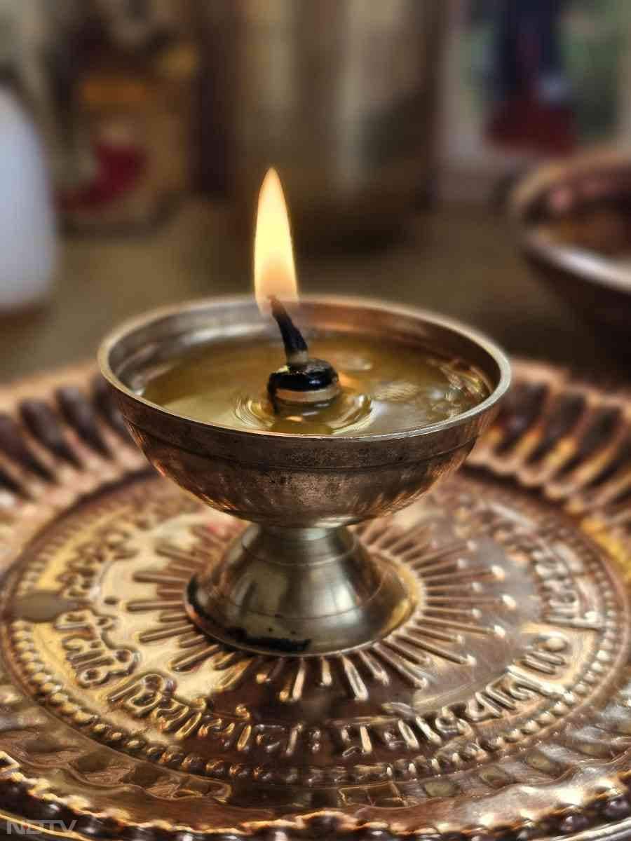 हिंदू धर्म में पूजा के समय दीया जलाना शुभ माना गया है. सुबह-शाम की पूजा में दीया जलाना जरूरी बताया गया है. मान्‍यता है कि इससे घर में सुख-समृद्धि का वास होता है.