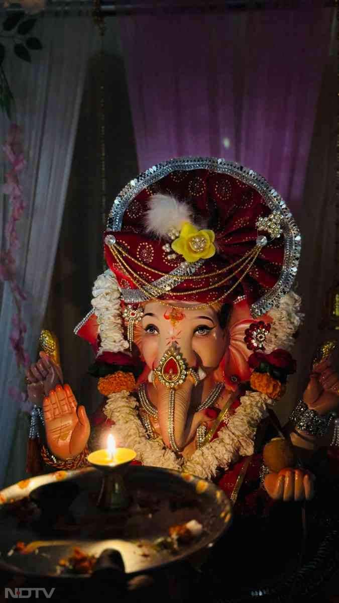 भगवान की पूजा व आरती में दीया जलाने का विधान है. इसके अलावा घर के मुख्‍य द्वार पर भी दीया जलाना अत्‍यंत शुभकारी माना गया है.