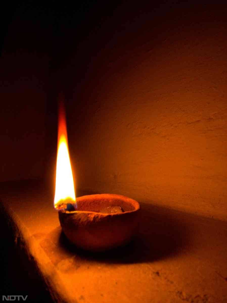 शास्त्रों में भी दीपक जलाने को जीवन की परेशानियां दूर करने वाला बताया गया है. अग्नि को पवित्र और दोषों का दूर करने वाला माना गया है.