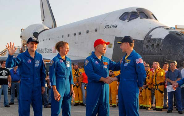 Atlantis ends its final voyage and an era in space