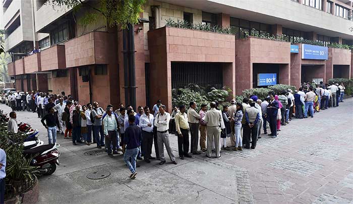 Long queues outside banks, ATMs on Monday morning - Oneindia News
