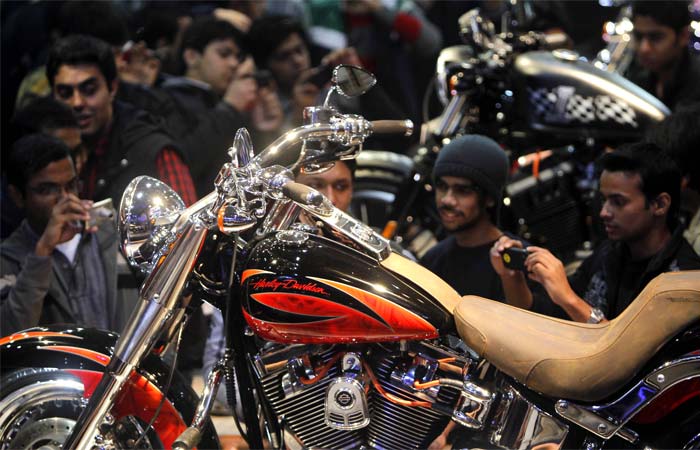 Harley Davidson looks eager to increase their portfolio in India. The company has knocked down prices of two models -- the FXDB Street Bob and the exciting FXDC Super Glide Custom, which will now cost Rs 11.5 lakhs (ex -show room Delhi) as against the earlier price of Rs 15.45 lakh. The custom bits include fenders, fuel tanks, handlebars, footpegs and other detailing elements typical to Harley-Davidsons.