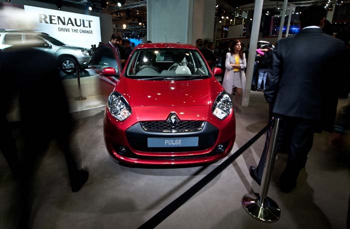 Renault has finally launched its premium compact hatchback Pulse. The 1.5 dCi engine of Pulse will deliver peak torque of 160 Nm at 2000 rpm and generate 63 hp at 4000 rpm to give a fuel economy of around 23.08 kmpl. It is priced between 5-7 lakh to 6.25 lakh.