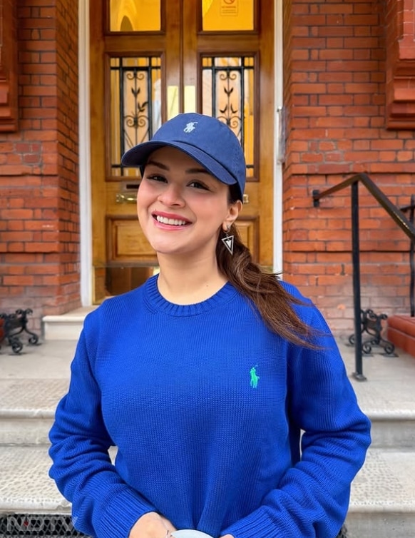 कैप के साथ मिनिमल मेकअप में उनका स्टाइल नेचुरल और फ्रेश लग रहा है.